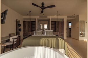 Luxury Suite with heated Jacuzzi & Panoramic view | 1 bedroom, in-room safe, desk, blackout drapes