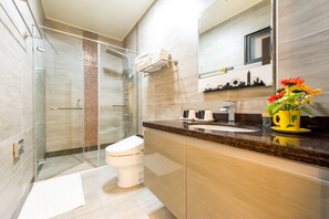 Chambre quadruple familiale | Salle de bain | Douche, articles de toilette (gratuits), séchoir à cheveux, pantoufles