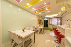 Petit déjeuner complet (200 TWD par personne)