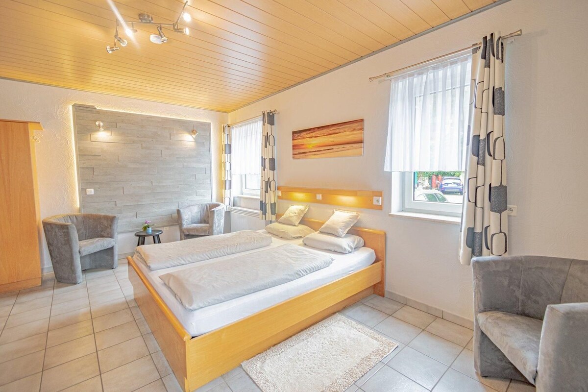 Minibar, skrivebord, barnesenger og wi-fi (inkludert)