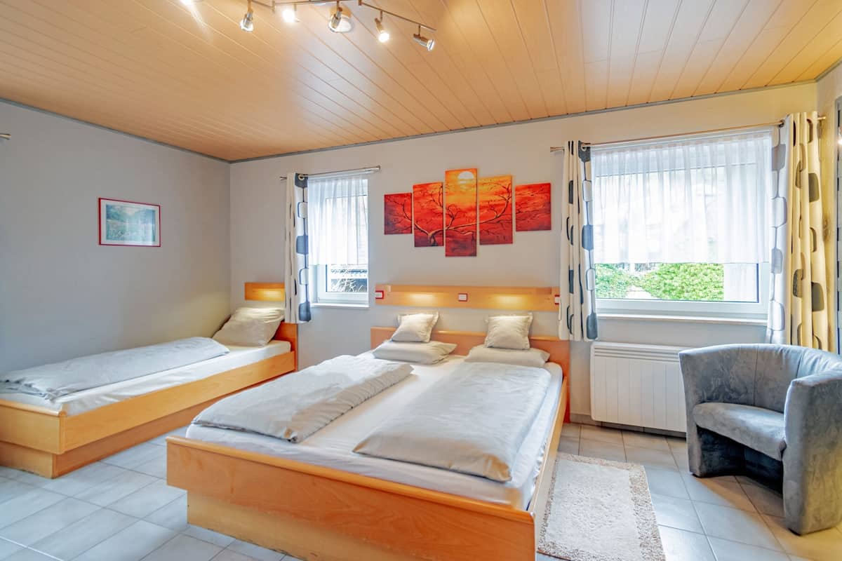 Driepersoonskamer | Een minibar, een bureau, babybedden, gratis wifi