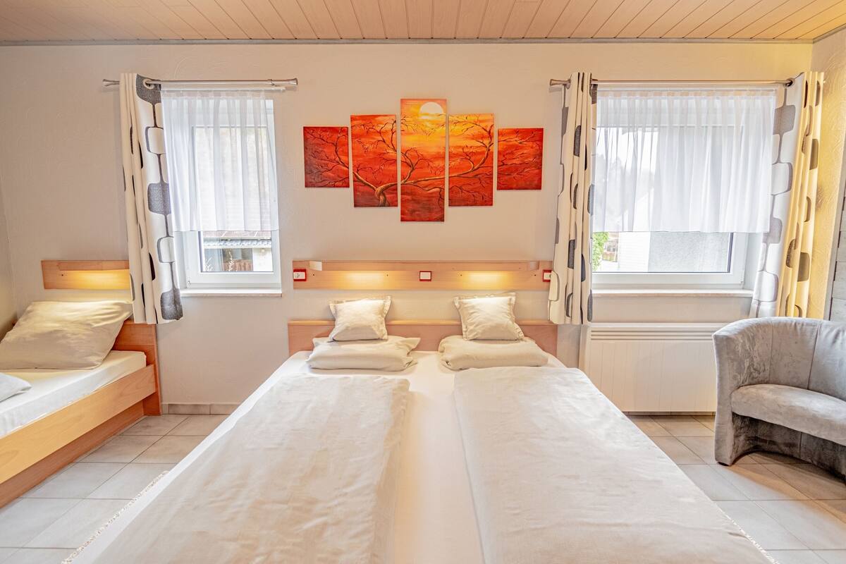 triple room | 1 bedroom, minibar, desk, cots/infant beds