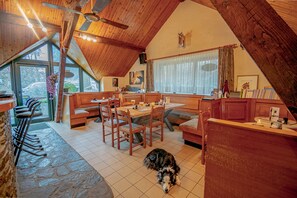 Bar (on property) - Hotel Ulftaler Schenke (Burg-Reuland)