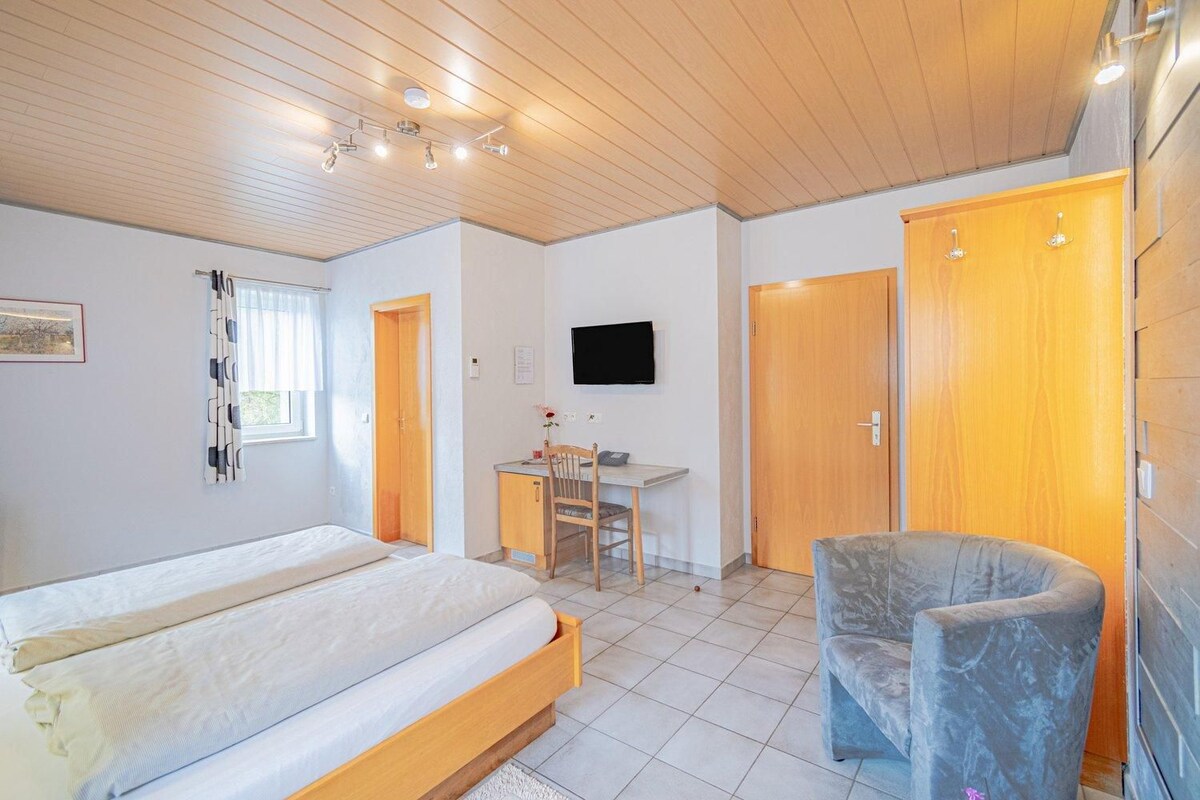 Minibar, bàn, nôi/giường cho trẻ sơ sinh (phụ phí) 