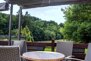 Terrace/patio - Hotel Ulftaler Schenke (Burg-Reuland)