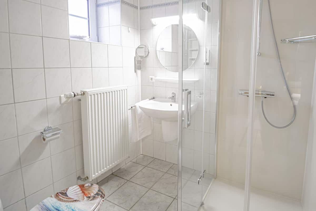 double room | bathroom | shower, free toiletries, hair dryer, towels