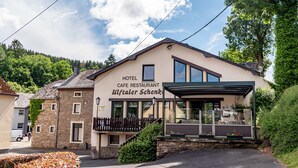 A hotel with a cafe and restaurant named "Ulfalter Schenke." - Hotel Ulftaler Schenke (Burg-Reuland)
