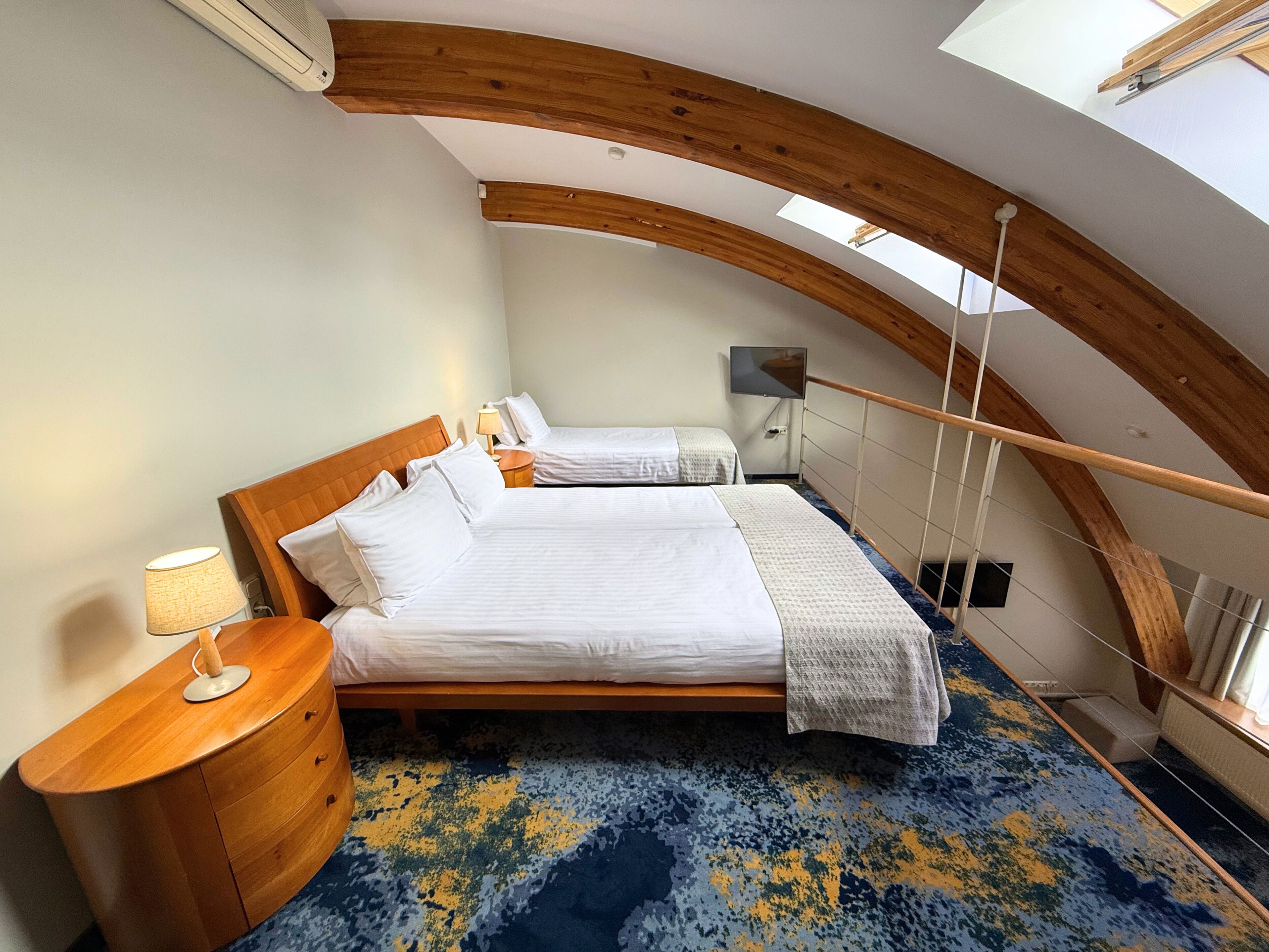 Habitación triple, para no fumadores (Double or Twin beds) | Caja de seguridad en la habitación y escritorio 