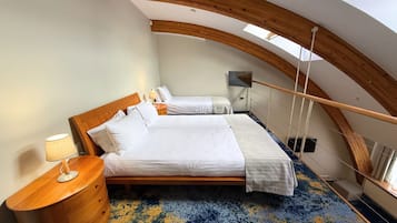 Habitación triple superior | Caja fuerte, escritorio, espacio para trabajar con un portátil