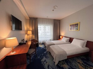 Safe på rommet, skrivebord, skrivebord for bærbar PC og lydisolert