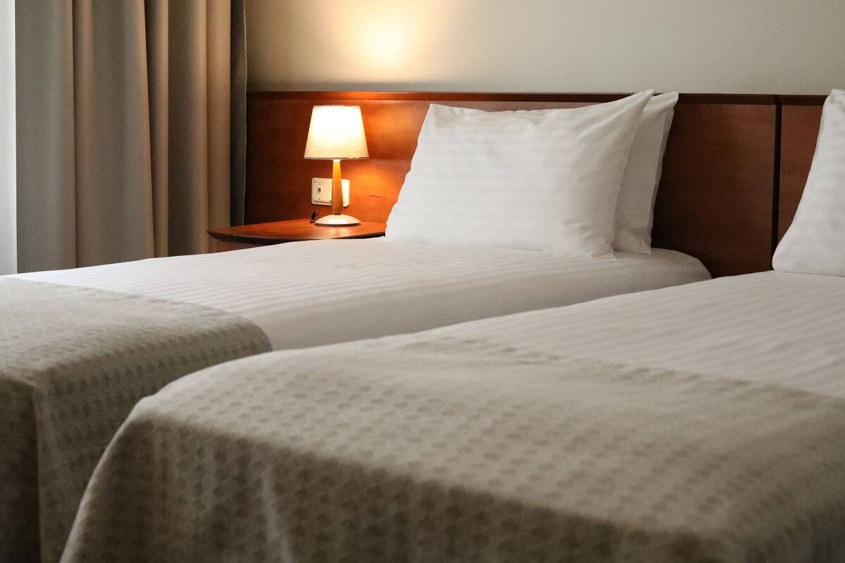 1 quarto, cofres nos quartos, escrivaninha