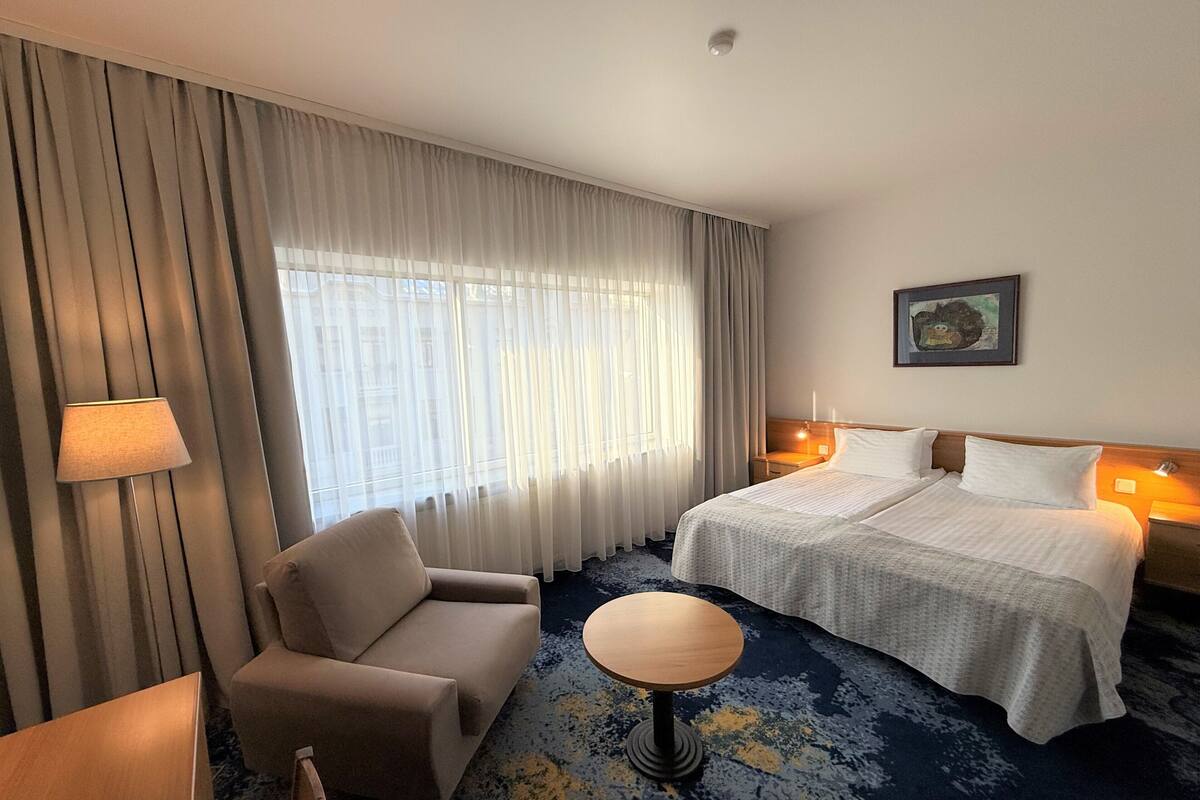 Superior Double Room, 1 Queen Bed, Non Smoking | 客房內保險箱、書桌、筆電工作空間、隔音