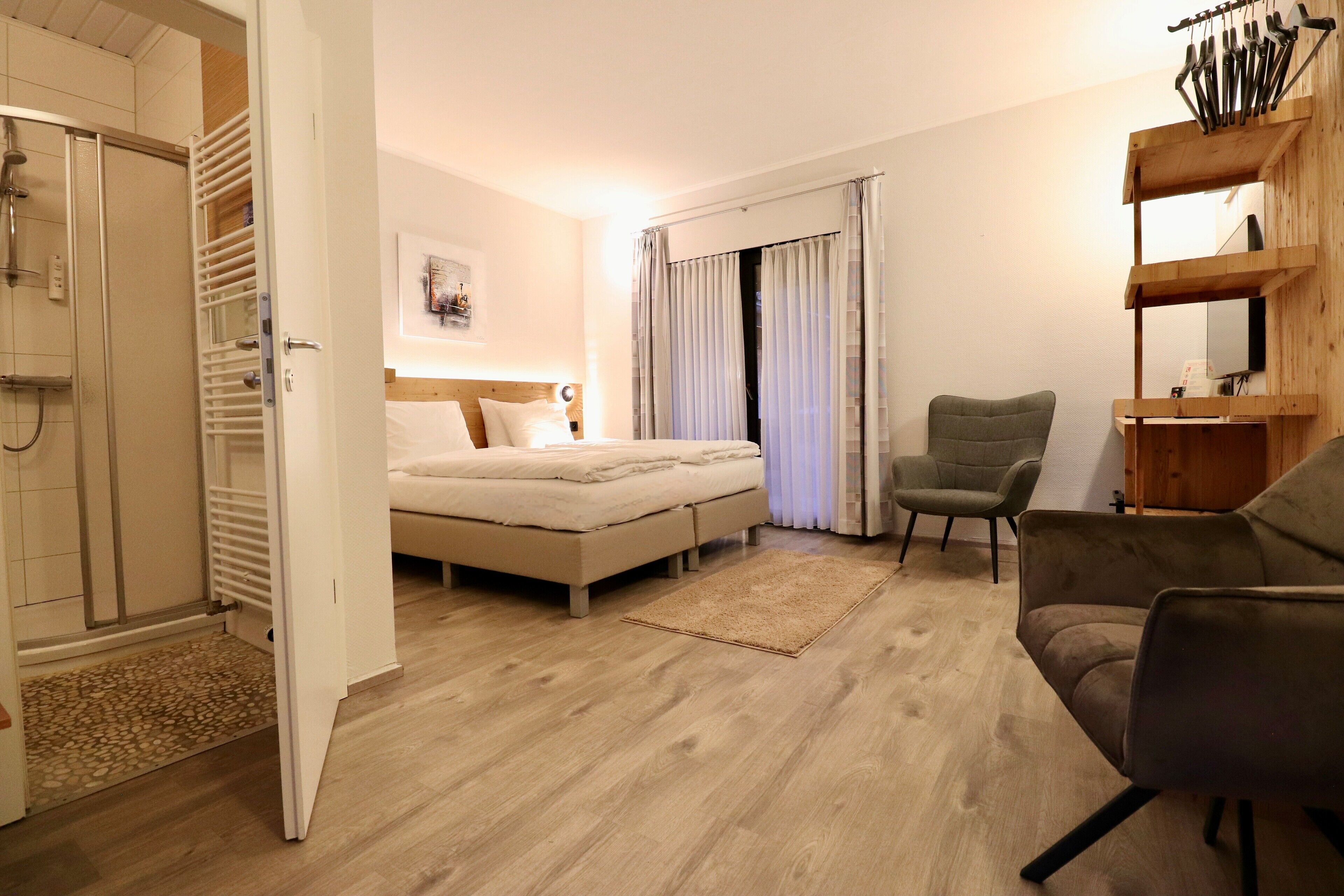 Een minibar met enkele gratis items, gratis wifi, beddengoed