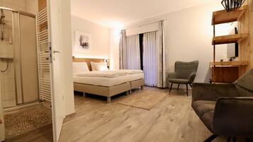 Een minibar met enkele gratis items, gratis wifi, beddengoed