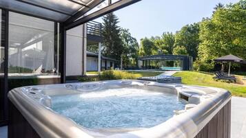 Outdoor spa tub