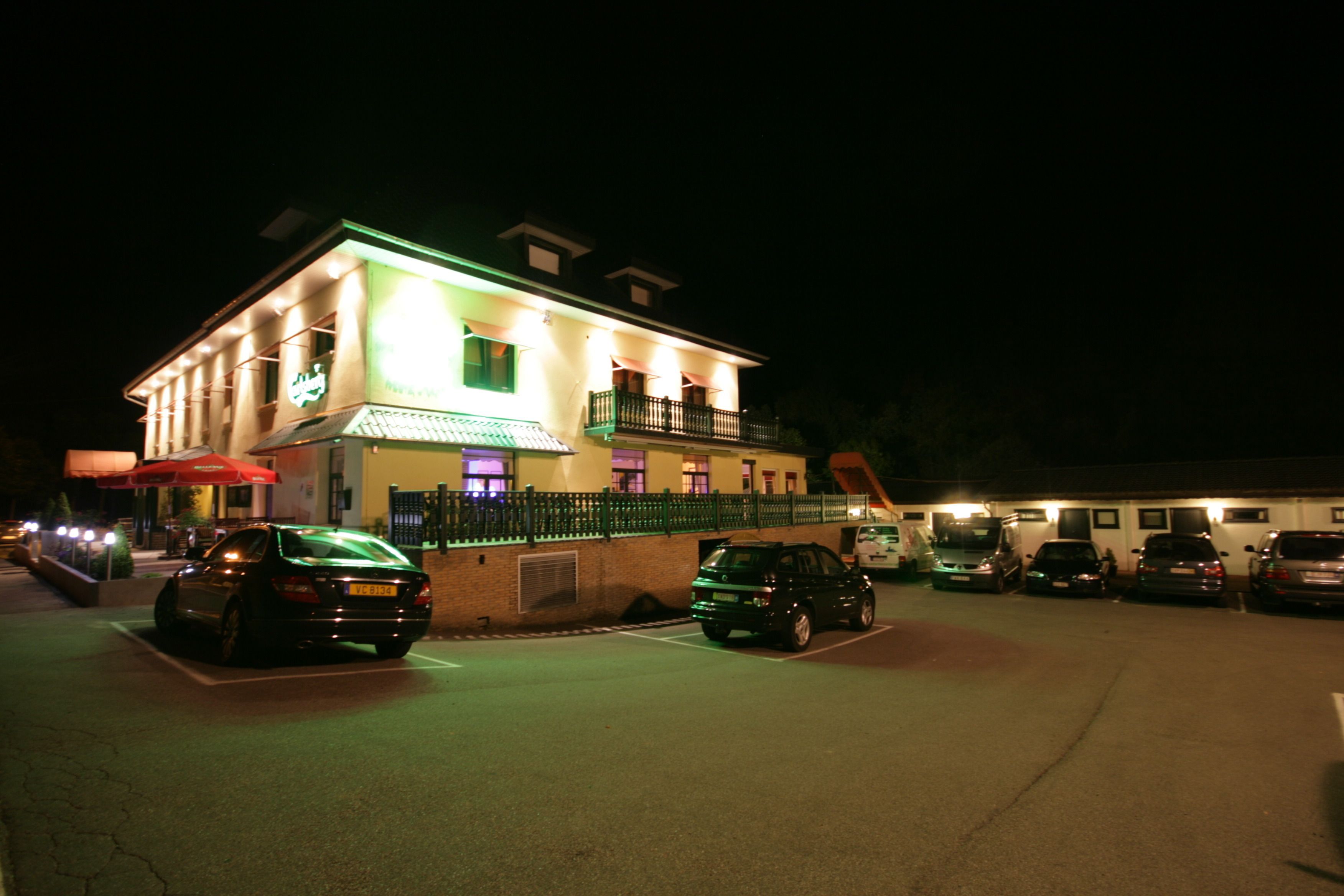 Voorkant accommodatie - avond/nacht