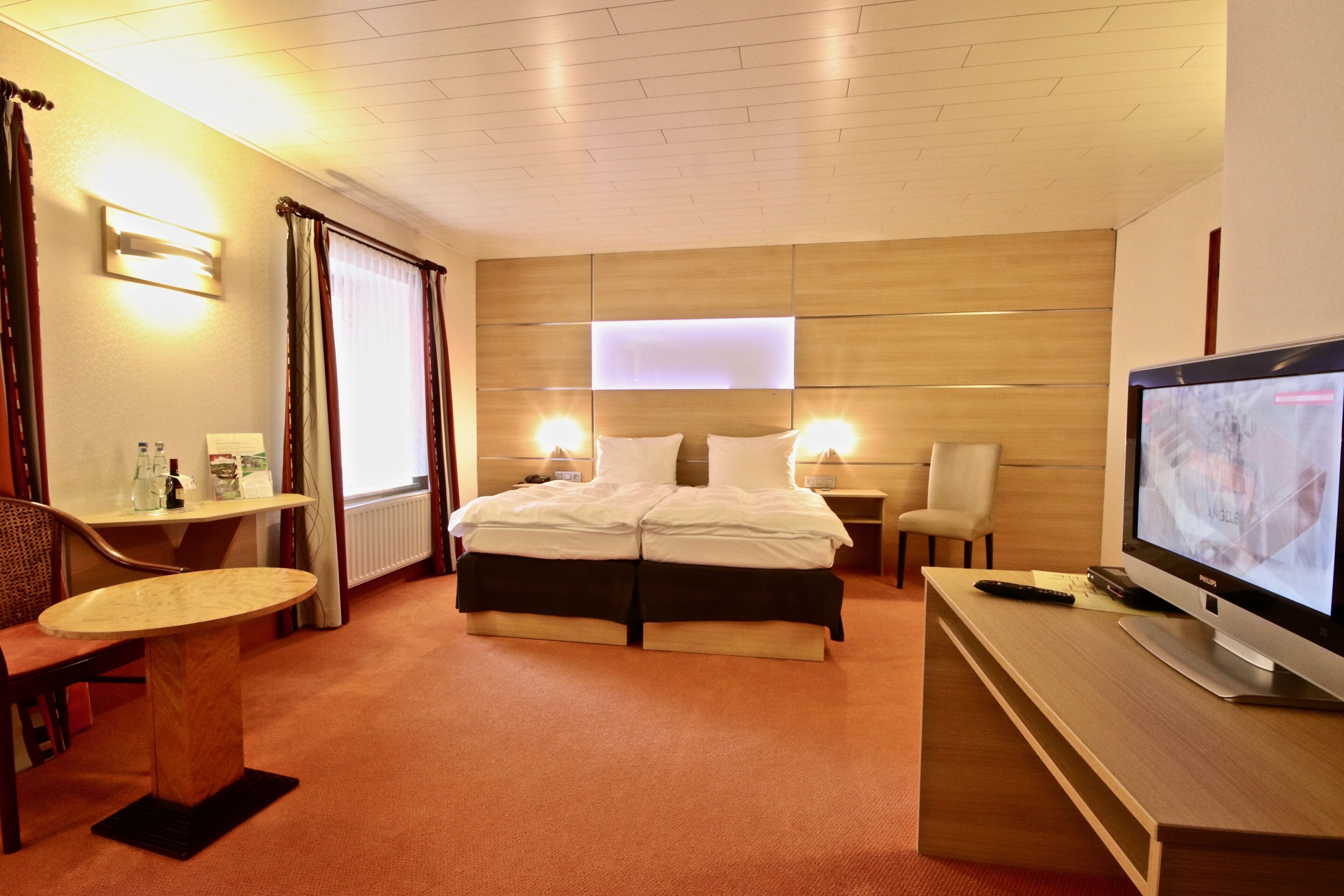 Free minibar items, free WiFi, bed sheets