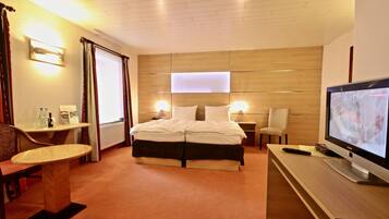 Driepersoonskamer | Een minibar met enkele gratis items, gratis wifi, beddengoed