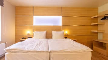 Dreibettzimmer | Minibar (mit einigen kostenlosen Artikeln), kostenloses WLAN, Bettwäsche