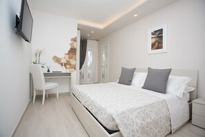 Hypo-allergenic bedding, down comforters, Select Comfort beds, minibar - Relais Villa Anna (Anacapri)