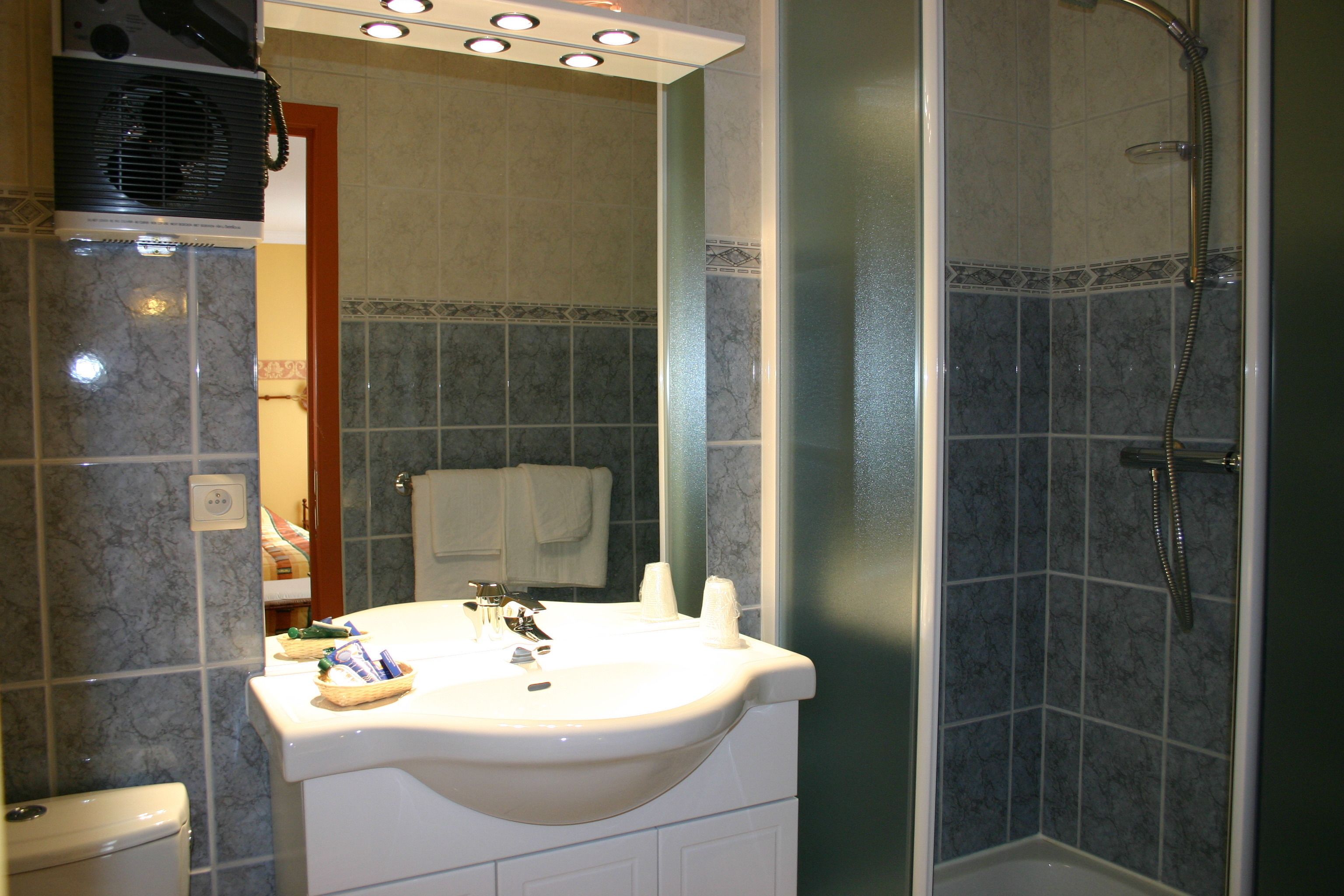 triple room | bathroom | free toiletries, hair dryer, towels