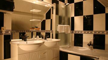 Superior-Doppelzimmer | Badezimmer | Kostenlose Toilettenartikel, Haartrockner, Handtücher
