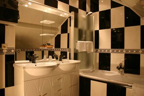 Habitación doble superior | Baño | Amenidades de baño gratuitas, secadora de cabello, toallas 