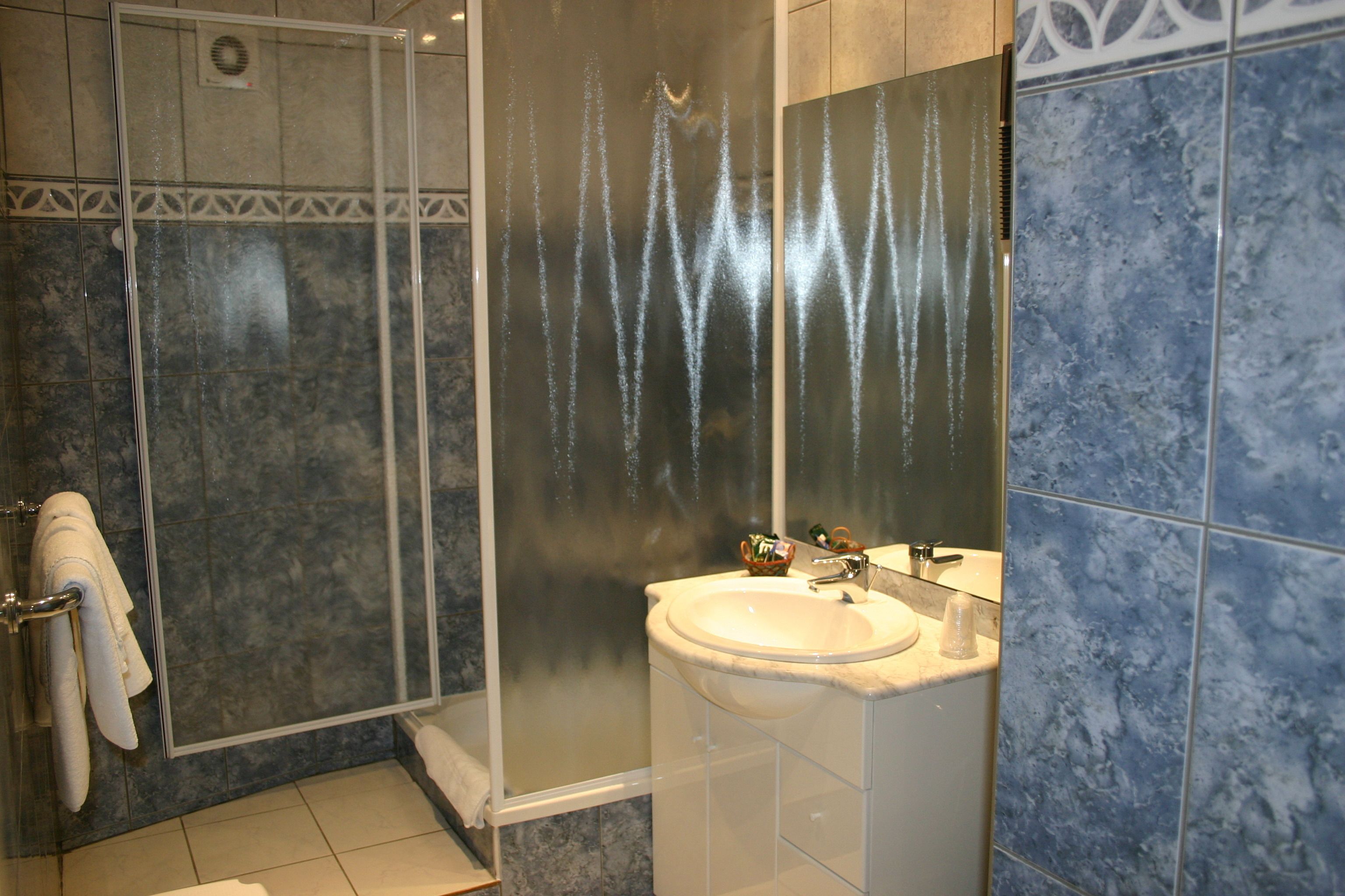 quadruple room | bathroom | free toiletries, hair dryer, towels