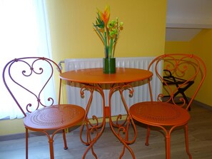 Kahden hengen classic-huone (kaksi sänkyä) | Tallelokero huoneessa, työpöytä, äänieristys, silitysrauta/-lauta