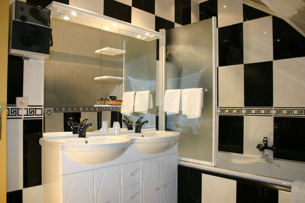 superior double room | bathroom | free toiletries, hair dryer, towels