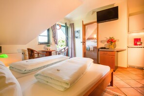 Căn hộ, 1 phòng ngủ (2 Adults, room number 1-4) | Minibar, két bảo mật tại phòng, bàn, phòng cách âm