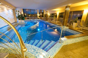 Indoor pool, seasonal outdoor pool, sun loungers - Piknik Wellness Hotel (Siófok)