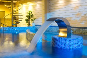 Indoor pool, seasonal outdoor pool, sun loungers - Piknik Wellness Hotel (Siófok)