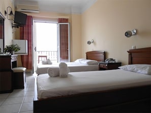 Habitación triple, vistas a la playa | Sistema de insonorización y wifi gratis