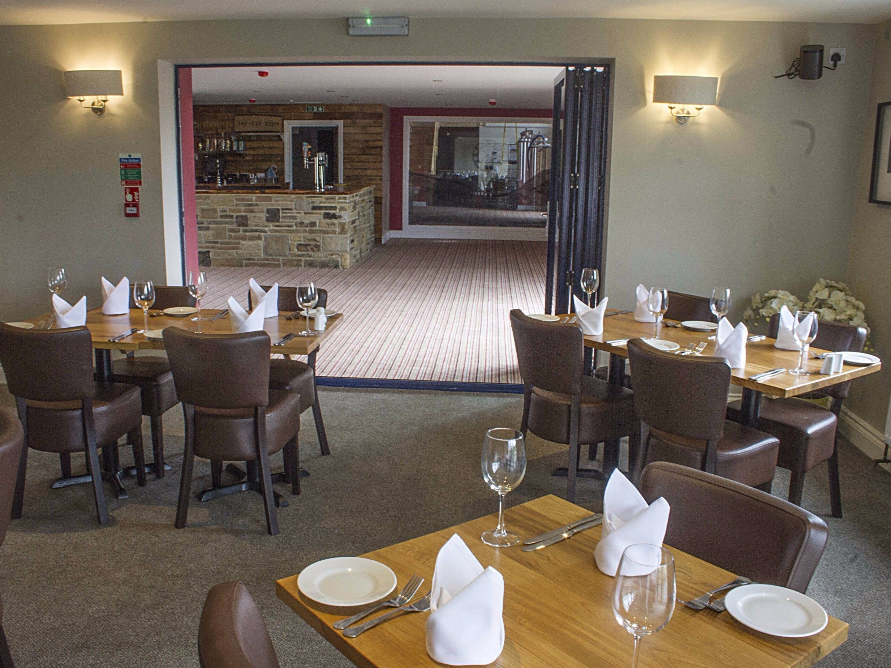 ランチ、ディナーに営業