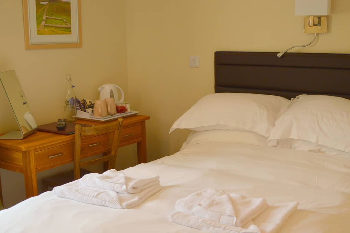 Ropa de cama hipoalergénica, escritorio y tabla de planchar con plancha