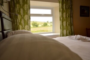 Quarto casal ou duplo, suíte | Roupas de cama antialérgicas, escrivaninha