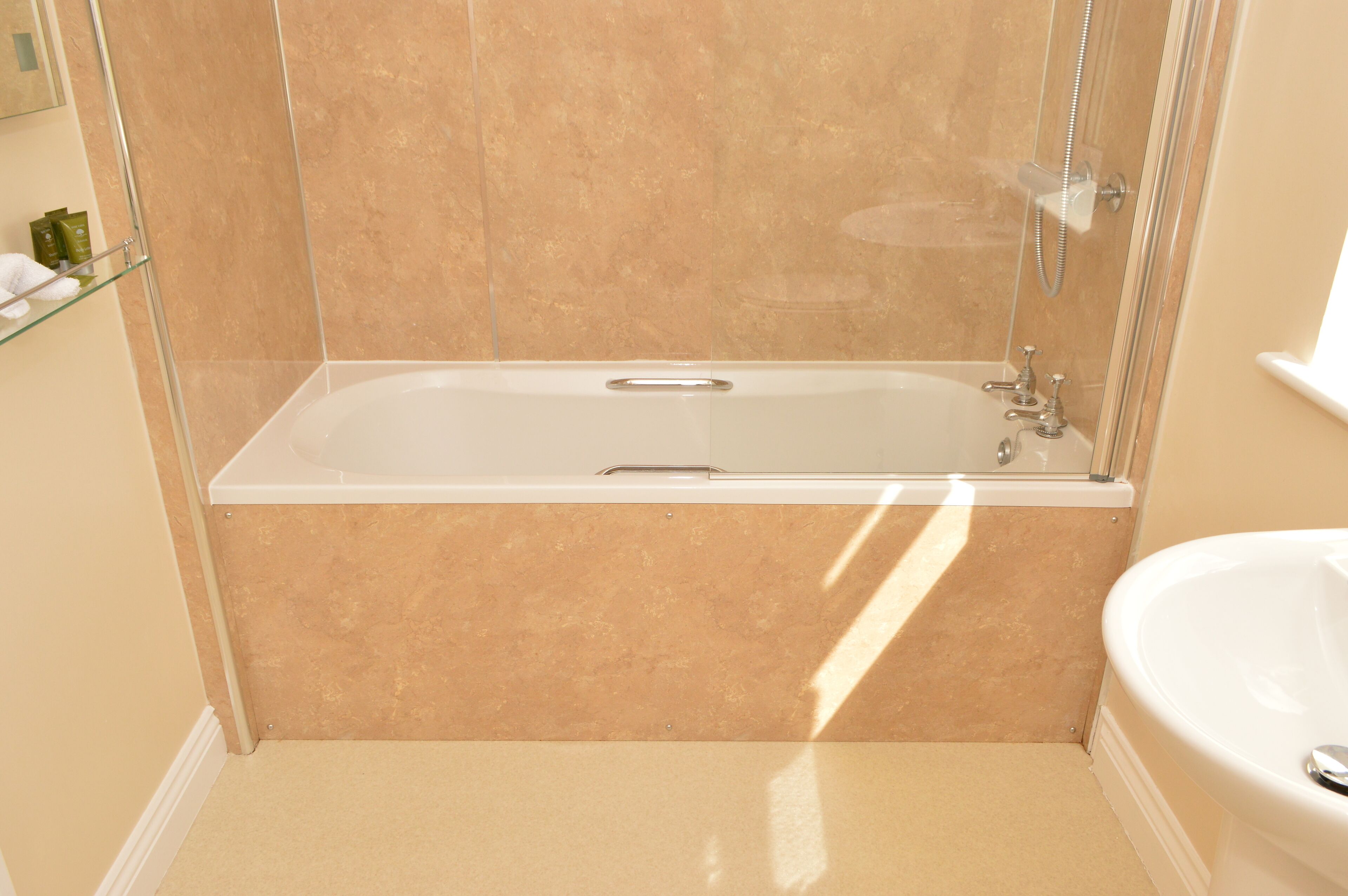 Un baño con bañera, ducha y lavamanos.
