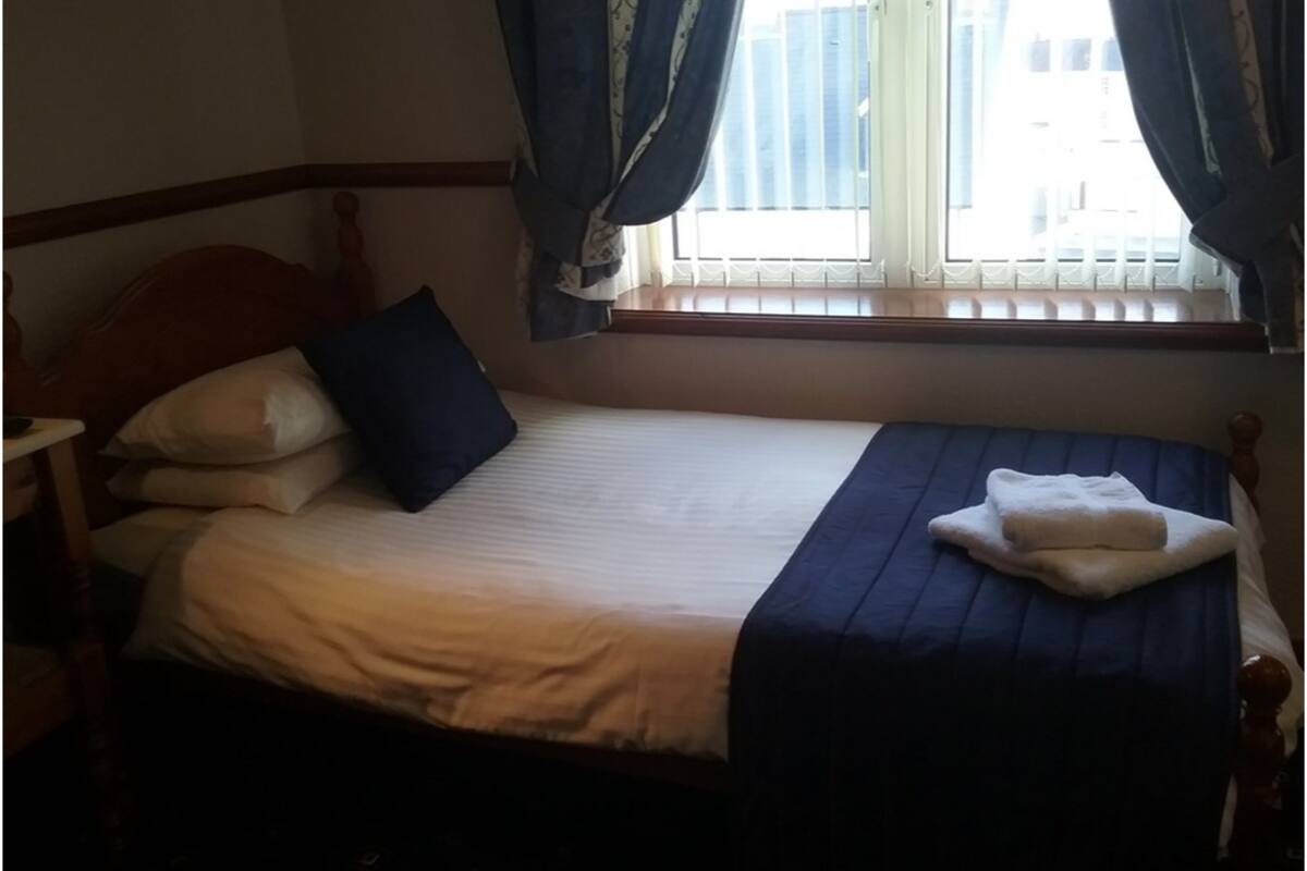 Quarto triplo, suíte | Ferros/tábuas de passar roupa, Wi-Fi de cortesia