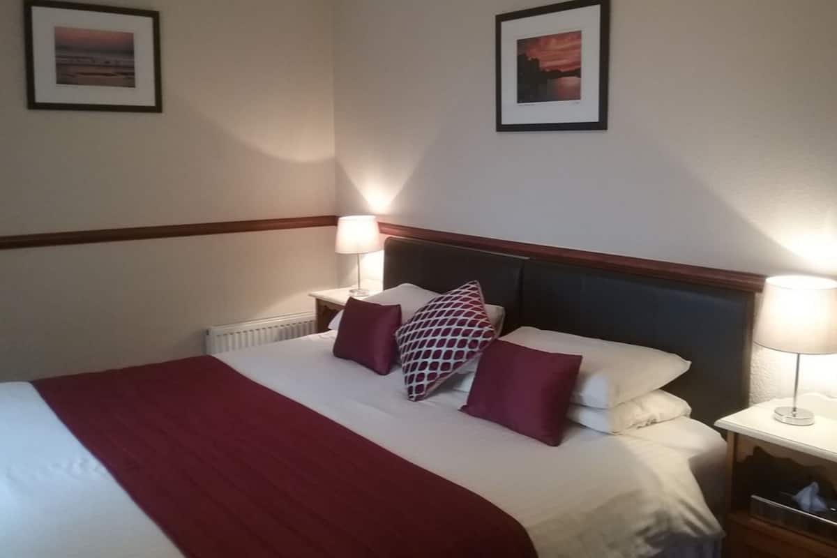 Double Room, Ensuite | Iron/ironing board, free WiFi
