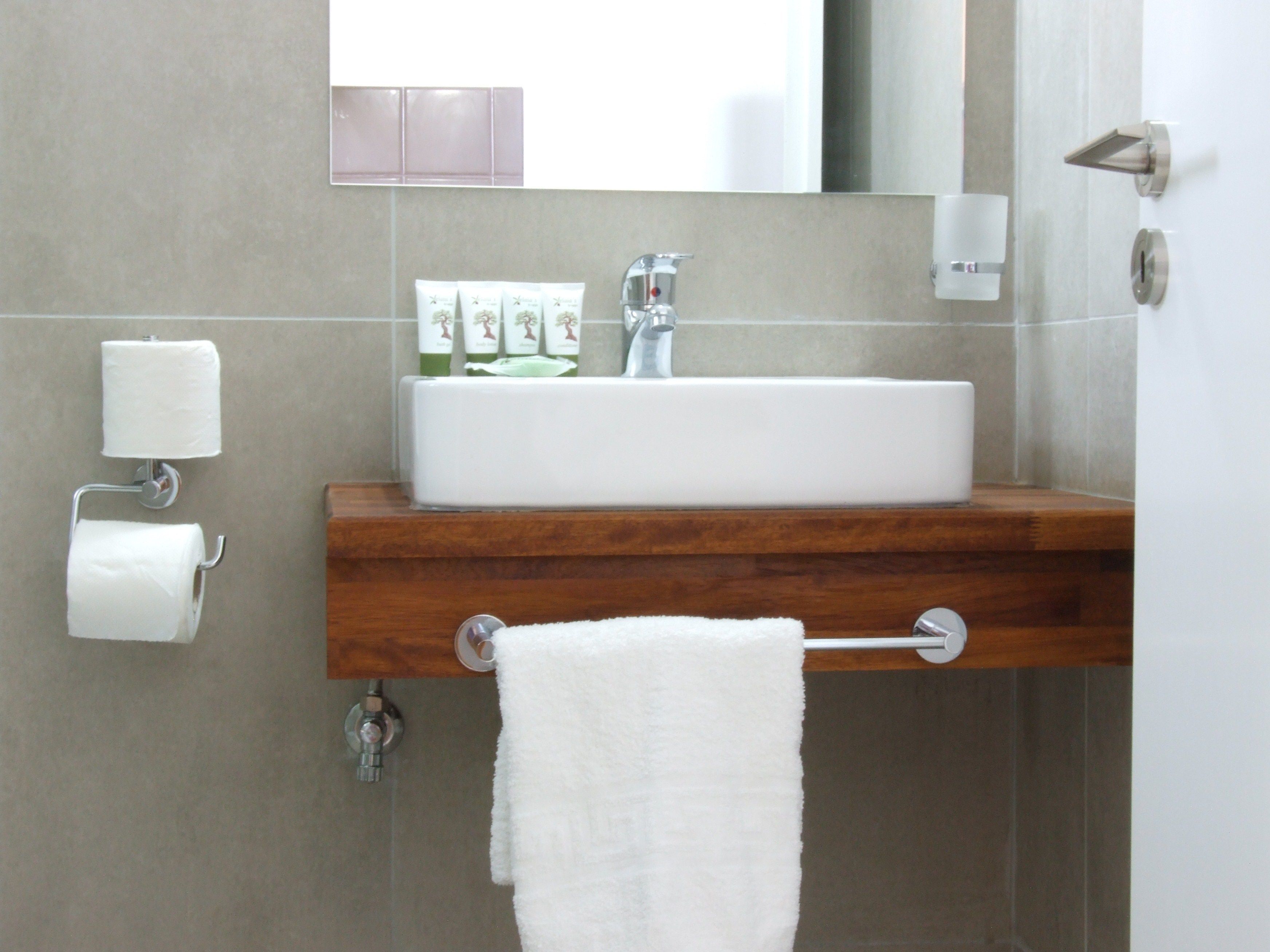 Ducha, artículos de tocador gratuitos, secador de pelo, toallas