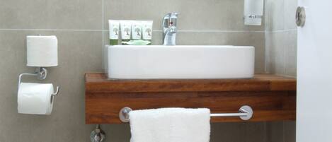 Studio Deluxe, 1 chambre, balcon, vue jardin | Salle de bain | Douche, articles de toilette gratuits, sèche-cheveux