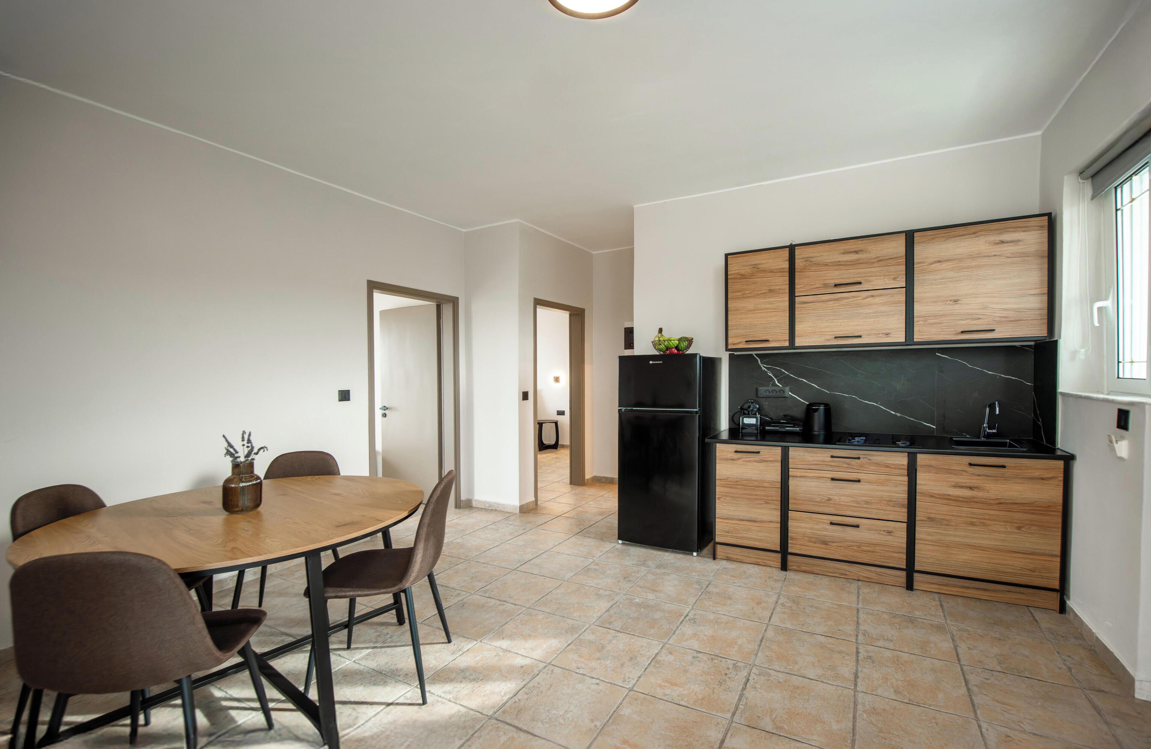 Superior-Apartment | Wohnbereich | 32-Zoll-Flachbildfernseher mit Satellitenempfang, Fernseher