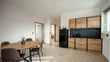 Superior-Apartment | Wohnbereich | 32-Zoll-Flachbildfernseher mit Satellitenempfang, Fernseher