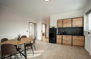 Apartamento superior | Área de estar | TV de tela plana 32 polegadas com canais via satélite, TV