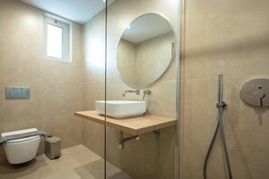 Ducha, artículos de tocador gratuitos, secador de pelo, toallas