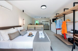 Suíte estúdio júnior | Roupas de cama premium, escrivaninha, espaço de trabalho para notebook