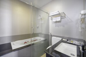 Kamar Double Mewah | Kamar mandi | Perlengkapan mandi gratis, pengering rambut, jubah mandi, dan sandal