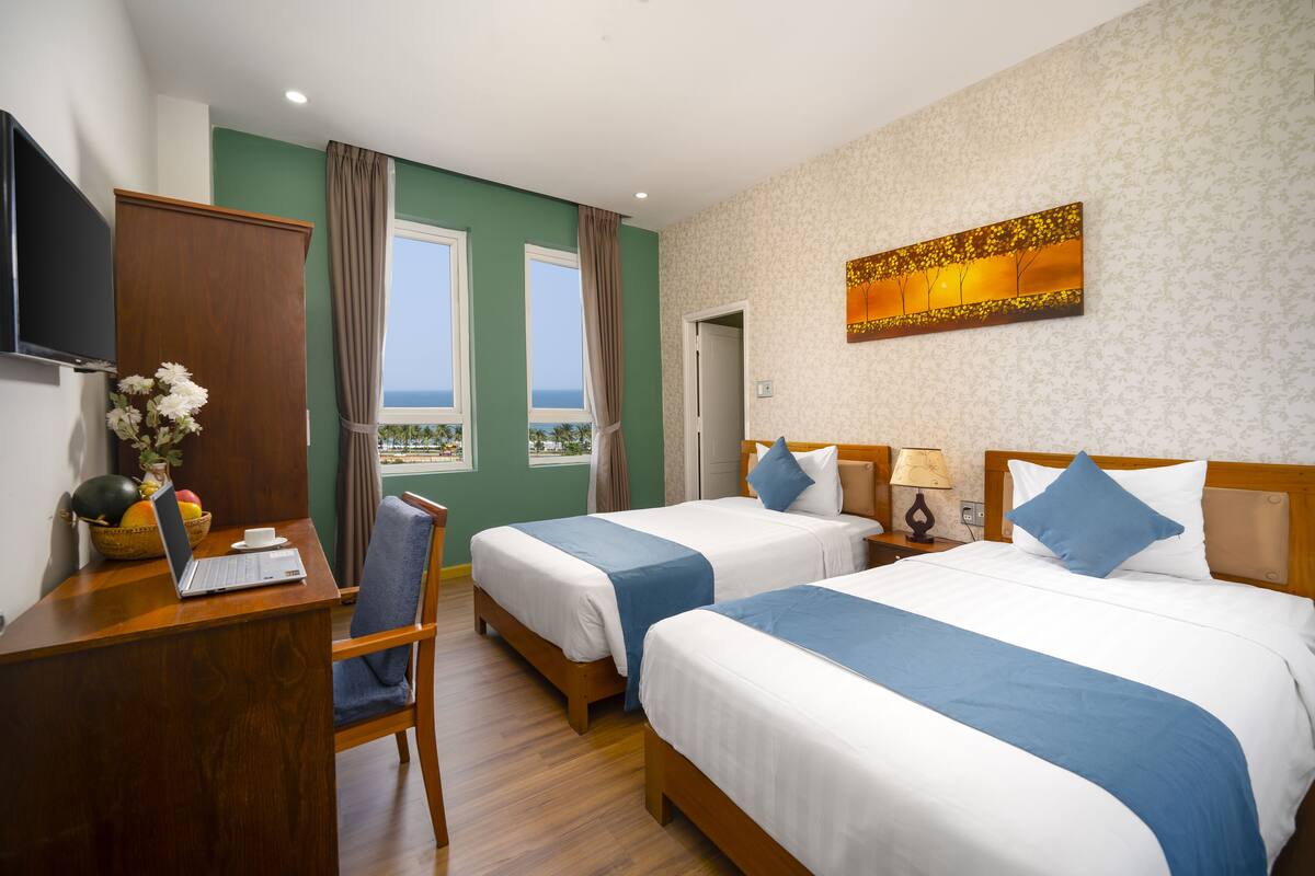 Deluxe Twin Room | Minibar, in-room safe, desk, blackout drapes
