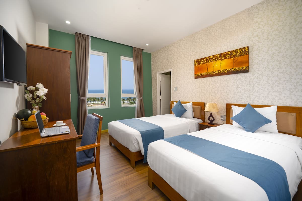 Deluxe Twin Room | Minibar, in-room safe, desk, blackout drapes
